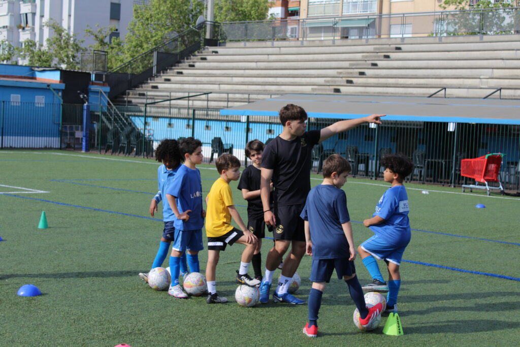 Jugadores atienden a charla técnica