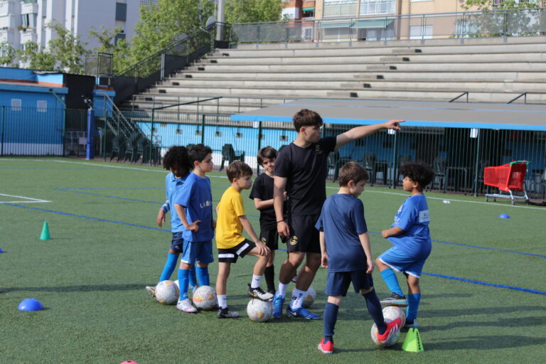 Jugadores de SCAcademy23 atienden a una charla técnica