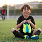 Niño con botas de futbol